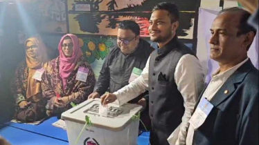 মাগুরায় নিজ কেন্দ্রে প্রথম ভোটটি দিলেন সাকিব