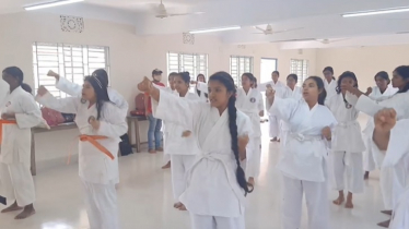 আত্মরক্ষায় কারাতে প্রশিক্ষণ নিচ্ছেন পটুয়াখালীর মেয়েরা 