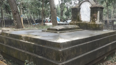 শত বছরে অক্ষত হীরা জহরতে ভরা বগুড়ার রূপজান বিবির কবর