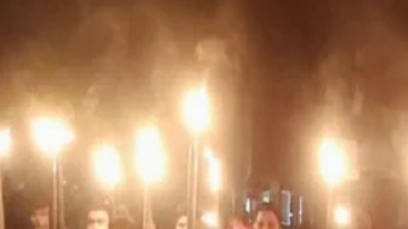 অবরোধের সমর্থনে জয়পুরহাটে মশাল হাতে ছাত্রদলের নেতাকর্মীরা