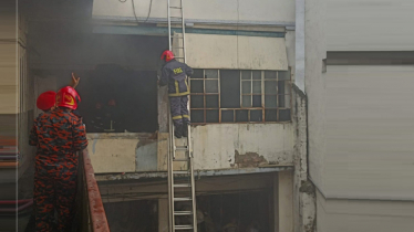 লালবাগে মিষ্টান্ন ভাণ্ডারে আগুন, নিয়ন্ত্রণের চেষ্টায় ৯ ইউনিট