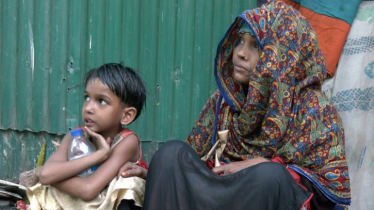 ঘরে নেই ইফতারি, রোজা রেখে পানির বোতল নিয়ে করুণ চাহনী ছোট্ট আন্ধারীর (ভিডিও)