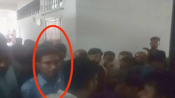 ইবি ছাত্রলীগ সাধারণ সম্পাদকের নেতৃত্বে কর্মকর্তা সমিতির সভাপতির উপর হামলার অভিযোগ! ইবি ছাত্রলীগ সাধারণ সম্পাদকের নেতৃত্বে কর্মকর্তা সমিতির সভাপতির উপর হামলার অভিযোগ!