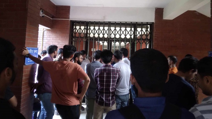জাবিতে শিক্ষক নিয়োগে ছাত্রলীগের বাধা, অবরুদ্ধ উপাচার্য জাবিতে শিক্ষক নিয়োগে ছাত্রলীগের বাধা, অবরুদ্ধ উপাচার্য