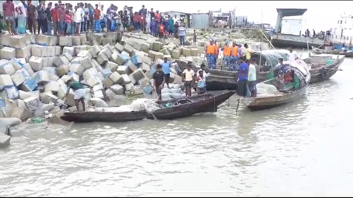 ভোলায় ইলিশা লঞ্চঘাটে সিসি ব্লক ধসে নিহত দুই ভোলায় ইলিশা লঞ্চঘাটে সিসি ব্লক ধসে নিহত দুই