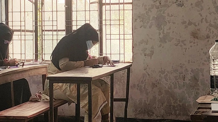 কারামুক্ত হয়েই ক্যাম্পাসে গিয়ে পরীক্ষা দিলেন জবি শিক্ষার্থী খাদিজা কারামুক্ত হয়েই ক্যাম্পাসে গিয়ে পরীক্ষা দিলেন জবি শিক্ষার্থী খাদিজা