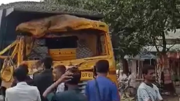 চট্টগ্রামে দুটি ডাম্প ট্রাকের মুখোমুখি সংঘর্ষে নিহত ২ চট্টগ্রামে দুটি ডাম্প ট্রাকের মুখোমুখি সংঘর্ষে নিহত ২