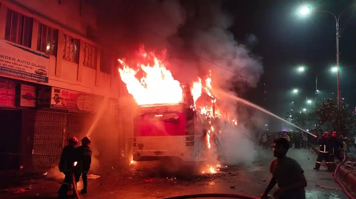 যাত্রাবাড়ীতে একুশে পরিবহনের ৩টি বাসে আগুন যাত্রাবাড়ীতে একুশে পরিবহনের ৩টি বাসে আগুন