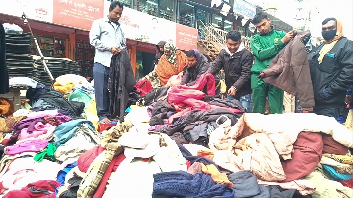 শীতের তীব্রতার সঙ্গে বেড়েছে পোশাকের চাহিদা শীতের তীব্রতার সঙ্গে বেড়েছে পোশাকের চাহিদা
