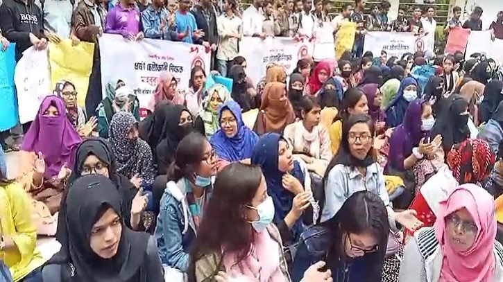 চবিতে ছাত্রীকে ধর্ষণচেষ্টা, শিক্ষকের স্থায়ী অব্যাহতি চেয়ে আন্দোলন চলমান চবিতে ছাত্রীকে ধর্ষণচেষ্টা, শিক্ষকের স্থায়ী অব্যাহতি চেয়ে আন্দোলন চলমান
