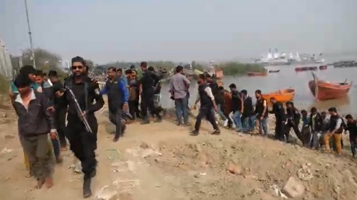 বঙ্গোপসাগরে আগ্নেয়াস্ত্রসহ ৩০ জলদস্যু গ্রেফতার বঙ্গোপসাগরে আগ্নেয়াস্ত্রসহ ৩০ জলদস্যু গ্রেফতার
