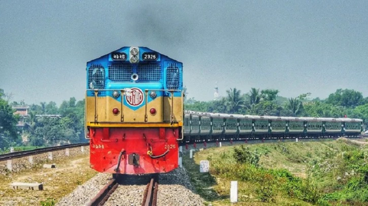 সন্তান কোলে চলন্ত ট্রেনের নিচে শুয়ে মায়ের আত্মহত্যা 