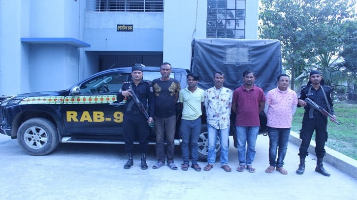 বিপুল পরিমাণ ট্রেনের টিকেটসহ আটক ৫ বিপুল পরিমাণ ট্রেনের টিকেটসহ আটক ৫