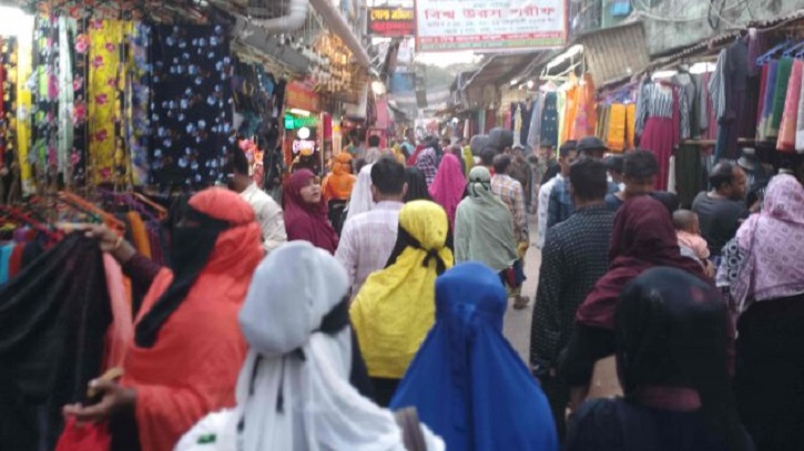 পোশাকের বাড়তি দামে অস্বস্তিতে ক্রেতারা পোশাকের বাড়তি দামে অস্বস্তিতে ক্রেতারা