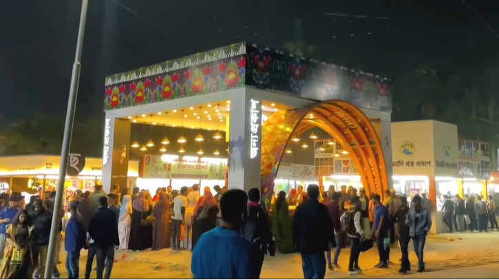 ফাল্গুন আর ভালোবাসায় বইমেলায় অনন্য রূপ ফাল্গুন আর ভালোবাসায় বইমেলায় অনন্য রূপ