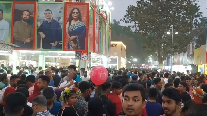 দিনভর বইমেলার আবেদন বাড়িয়েছে একুশে ফেব্রুয়ারি দিনভর বইমেলার আবেদন বাড়িয়েছে একুশে ফেব্রুয়ারি