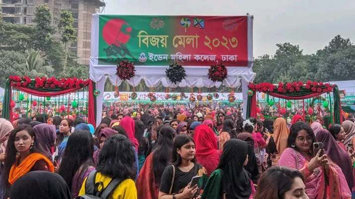ইডেন কলেজ প্রাঙ্গণে পিঠার ঘ্রাণে মাতলো শিক্ষার্থীরা ইডেন কলেজ প্রাঙ্গণে পিঠার ঘ্রাণে মাতলো শিক্ষার্থীরা