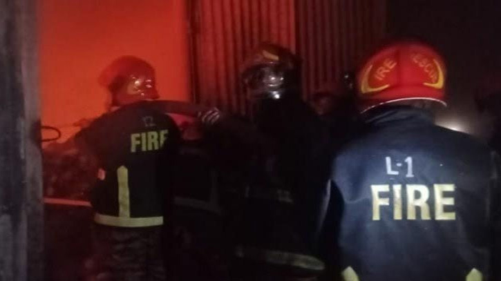 শেষ রাতে দুই ঘণ্টা আগুনে পুড়লো টেক্সটাইল মিলের গোডাউন শেষ রাতে দুই ঘণ্টা আগুনে পুড়লো টেক্সটাইল মিলের গোডাউন