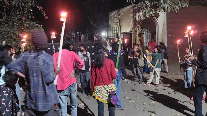জাবিতে ছাত্র ইউনিয়নের ২ নেতার বহিষ্কার বাতিলের দাবিতে মশাল মিছিল জাবিতে ছাত্র ইউনিয়নের ২ নেতার বহিষ্কার বাতিলের দাবিতে মশাল মিছিল