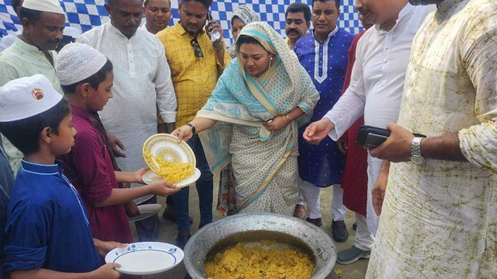 প্রধানমন্ত্রীর জন্মদিন উপলক্ষ্যে এতিমদের খাবার দিলেন মমতাজ প্রধানমন্ত্রীর জন্মদিন উপলক্ষ্যে এতিমদের খাবার দিলেন মমতাজ