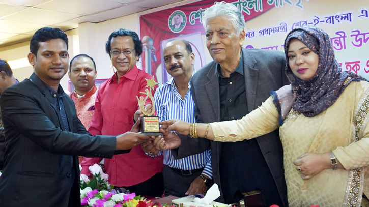 শেরে বাংলা এ কে ফজলুল হক অ্যাওয়ার্ড পেলেন মমিন সরকার শেরে বাংলা এ কে ফজলুল হক অ্যাওয়ার্ড পেলেন মমিন সরকার