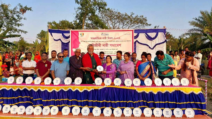 নারী দিবসে মোংলার দুই শতাধিক সংগ্রামী কৃষাণীকে সংবর্ধনা নারী দিবসে মোংলার দুই শতাধিক সংগ্রামী কৃষাণীকে সংবর্ধনা