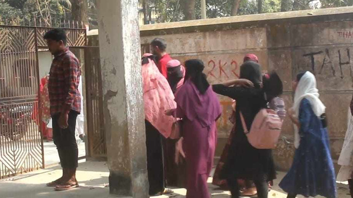 হিজাবের জন্য ১০ ছাত্রীর চুল কেটে দেয়ার অভিযোগ শিক্ষিকার বিরুদ্ধে হিজাবের জন্য ১০ ছাত্রীর চুল কেটে দেয়ার অভিযোগ শিক্ষিকার বিরুদ্ধে