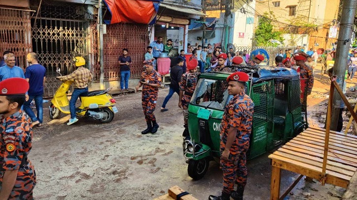 পুরান ঢাকায় সিএনজিচালিত অটোরিকশায় আগুন পুরান ঢাকায় সিএনজিচালিত অটোরিকশায় আগুন