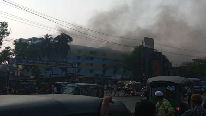 চট্টগ্রামে জুতার কারখানার আগুন ২ ঘণ্টা পর নিয়ন্ত্রণে চট্টগ্রামে জুতার কারখানার আগুন ২ ঘণ্টা পর নিয়ন্ত্রণে