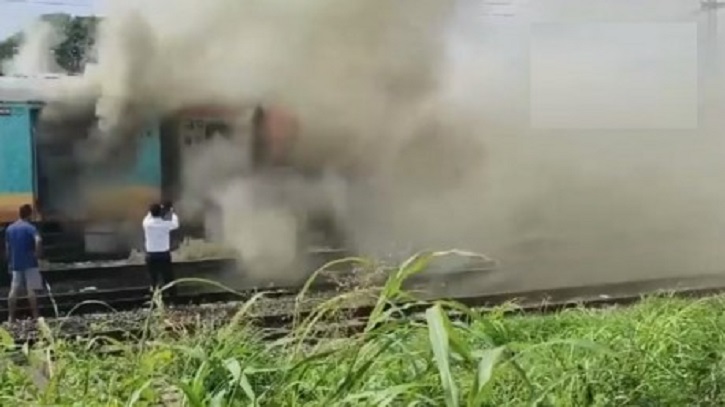 ভারতে চলন্ত ট্রেনে ভয়াবহ অগ্নিকাণ্ড ভারতে চলন্ত ট্রেনে ভয়াবহ অগ্নিকাণ্ড