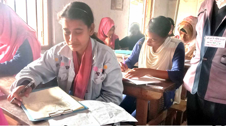 বাবার মরদেহ বাড়িতে, চোখ মুছতে মুছতে পরীক্ষা দিলো তিন্নি!