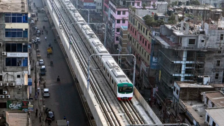 সাময়িক বন্ধের পর মেট্রোরেল চলাচল শুরু সাময়িক বন্ধের পর মেট্রোরেল চলাচল শুরু