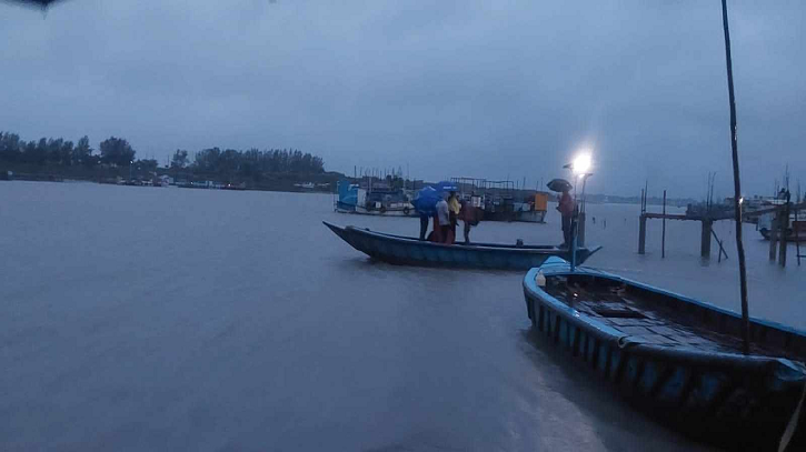 ঘূর্ণিঝড় ‘মিধিলি’: মোংলা বন্দরে বাণিজ্যিক জাহাজের পণ্য উঠা-নামা বন্ধ ঘূর্ণিঝড় ‘মিধিলি’: মোংলা বন্দরে বাণিজ্যিক জাহাজের পণ্য উঠা-নামা বন্ধ