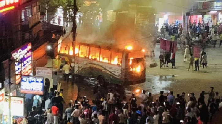 যাত্রাবাড়ীতে রাইদা পরিবহনে আগুন যাত্রাবাড়ীতে রাইদা পরিবহনে আগুন