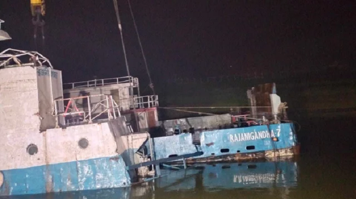 অষ্টম দিনের অভিযানে উদ্ধার হলো ডুবে যাওয়া ফেরি ‘রজনীগন্ধা’ অষ্টম দিনের অভিযানে উদ্ধার হলো ডুবে যাওয়া ফেরি ‘রজনীগন্ধা’