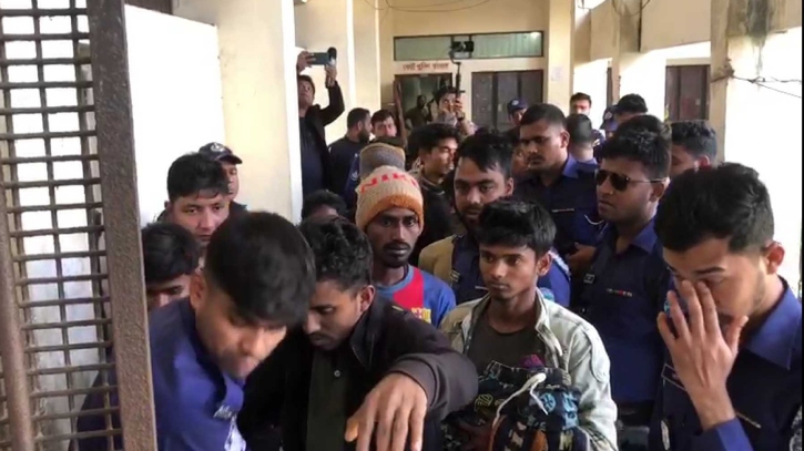 অস্ত্র নিয়ে অনুপ্রবেশ করা ২২ রোহিঙ্গা রিমান্ডে অস্ত্র নিয়ে অনুপ্রবেশ করা ২২ রোহিঙ্গা রিমান্ডে
