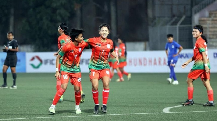 সিঙ্গাপুরের বিপক্ষে বিশাল ব্যবধানে জিতলো বাংলাদেশ নারী ফুটবল দল সিঙ্গাপুরের বিপক্ষে বিশাল ব্যবধানে জিতলো বাংলাদেশ নারী ফুটবল দল