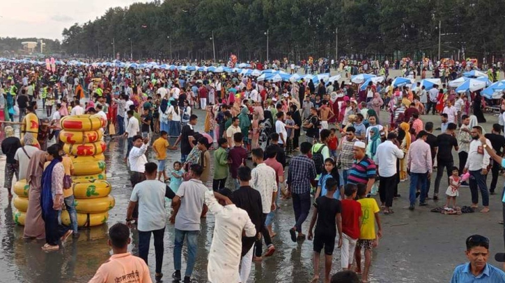 শীত উপেক্ষা করে কক্সবাজারে লাখো পর্যটকের ঢল শীত উপেক্ষা করে কক্সবাজারে লাখো পর্যটকের ঢল