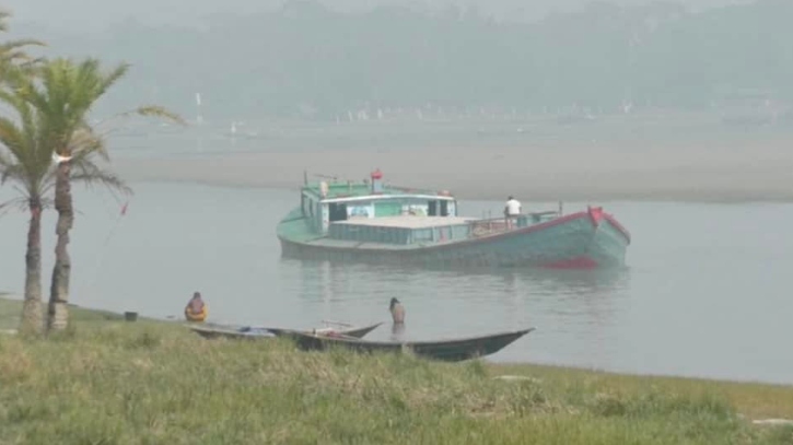 ভোলায় বাল্কহেডের ধাক্কায় নৌকাডুবি, জেলে নিখোঁজ -১ ভোলায় বাল্কহেডের ধাক্কায় নৌকাডুবি, জেলে নিখোঁজ -১
