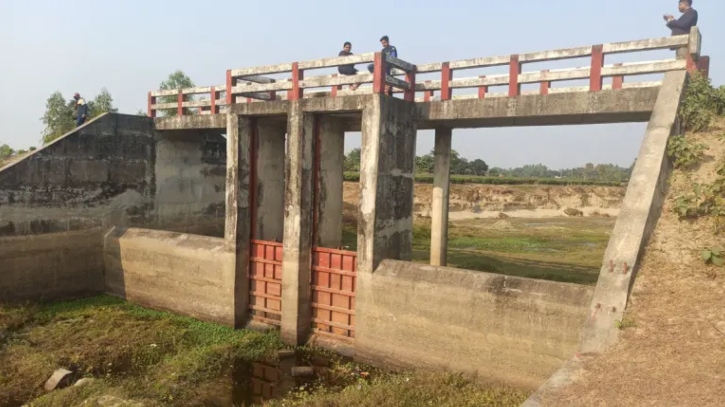 ঠাকুরগাঁওয়ে দুই কোটি টাকার স্লুইস গেট এখন কৃষকের গলার কাঁটা ঠাকুরগাঁওয়ে দুই কোটি টাকার স্লুইস গেট এখন কৃষকের গলার কাঁটা
