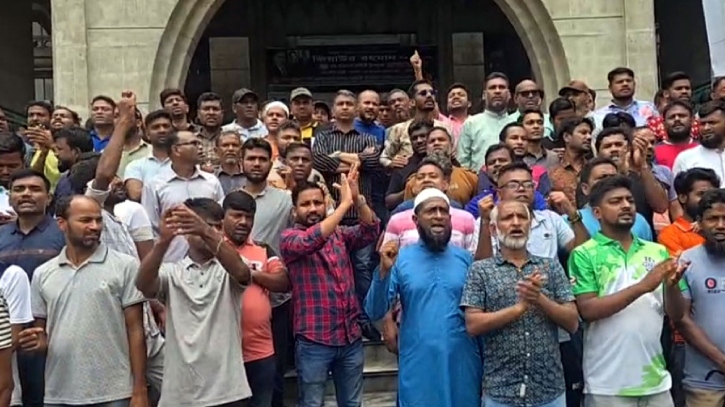 নগর ভবনে আন্দোলন, আজও বন্ধ সব সেবা 