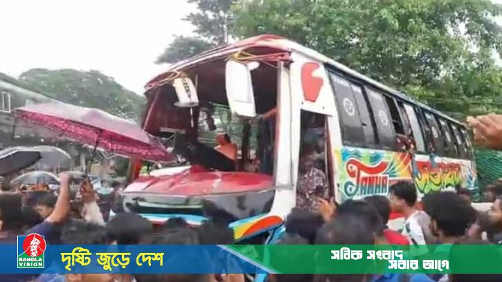 ফেনীতে বাস উল্টে পড়লো দোকানের ওপর, নিহত ৩
