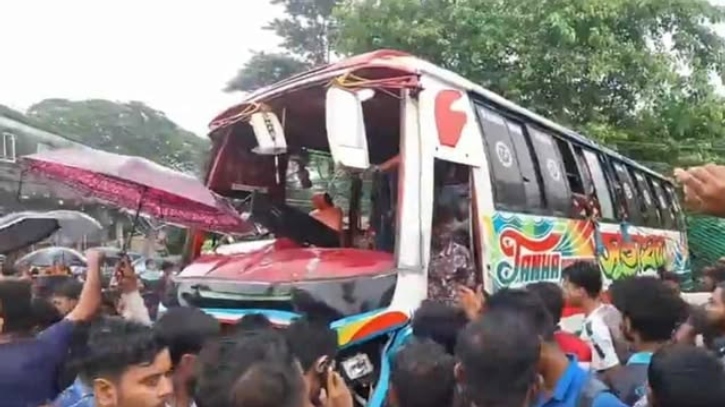 ফেনীতে বাস উল্টে পড়লো দোকানের ওপর, নিহত ৩