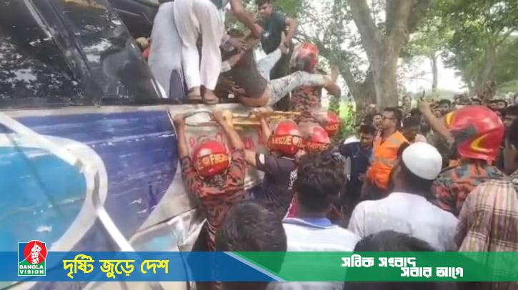 বাস-ট্রাক সংঘর্ষে নিহত ১, আহত ১৫