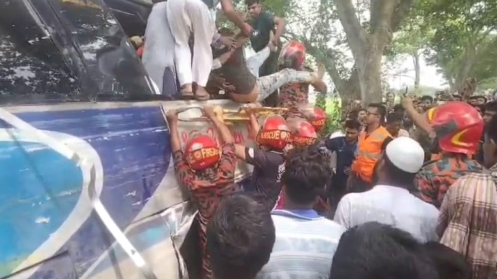 বাস-ট্রাক সংঘর্ষে নিহত ১, আহত ১৫