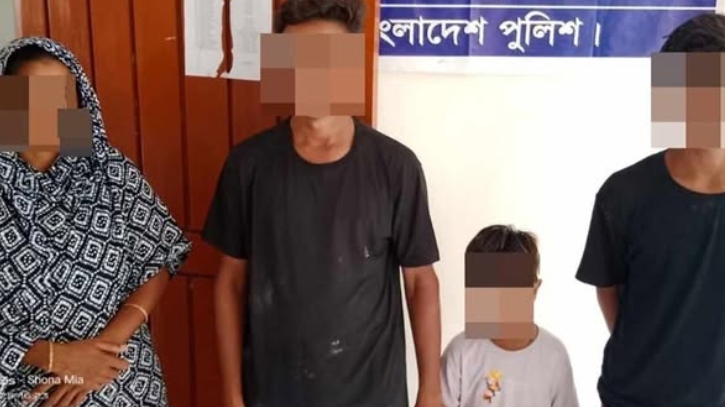 অবৈধভাবে দেশে ফেরার সময় সীমান্ত থেকে শিশুসহ আটক ৪ অবৈধভাবে দেশে ফেরার সময় সীমান্ত থেকে শিশুসহ আটক ৪