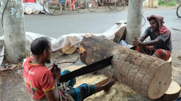 রাজবাড়ীতে ঈদ ঘিরে প্রস্তুত হচ্ছে মাংস কাটার খাইট্টা রাজবাড়ীতে ঈদ ঘিরে প্রস্তুত হচ্ছে মাংস কাটার খাইট্টা