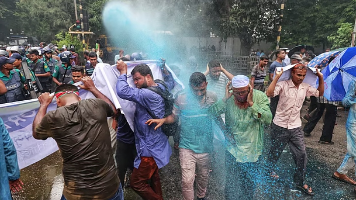 তিন দফা দাবিতে অবস্থান নেওয়া চাকরিচ্যুত বিডিআর সদস্যদের ছত্রভঙ্গের চেষ্টা তিন দফা দাবিতে অবস্থান নেওয়া চাকরিচ্যুত বিডিআর সদস্যদের ছত্রভঙ্গের চেষ্টা
