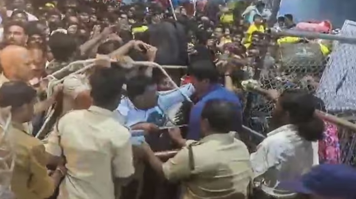 ভারতে পদদলিত হয়ে ৬ জনের মৃত্যু ভারতে পদদলিত হয়ে ৬ জনের মৃত্যু