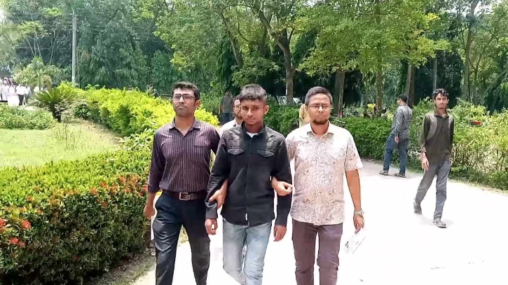 বিশ্ববিদ্যালয়ে ভর্তি পরীক্ষা দিতে এসে স্কুলের শিক্ষার্থী আটক বিশ্ববিদ্যালয়ে ভর্তি পরীক্ষা দিতে এসে স্কুলের শিক্ষার্থী আটক